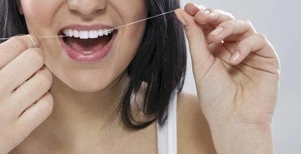 A polêmica do fio dental: funciona ou não, afinal?